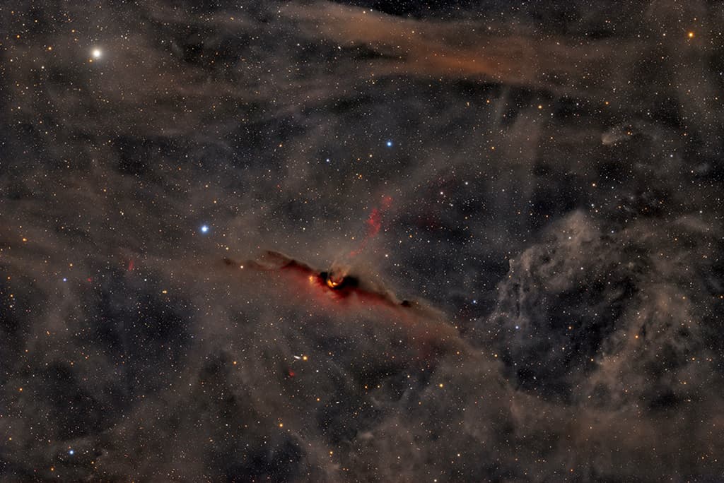 NASA obrázek dne: Červená záře mlhoviny Kosmický netopýr
