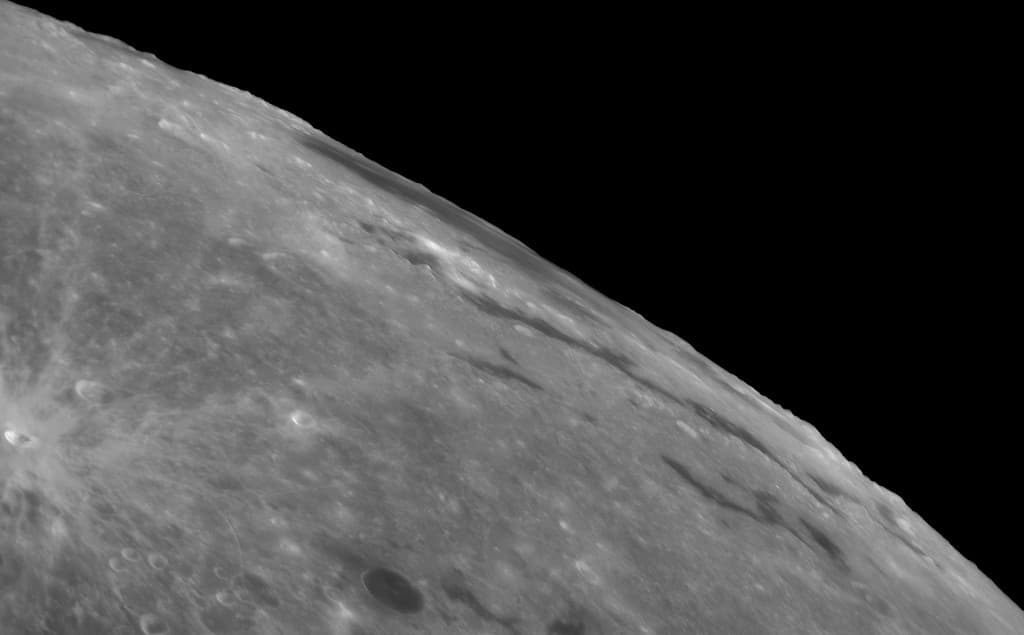 NASA obrázek dne: Západní měsíc, východní moře