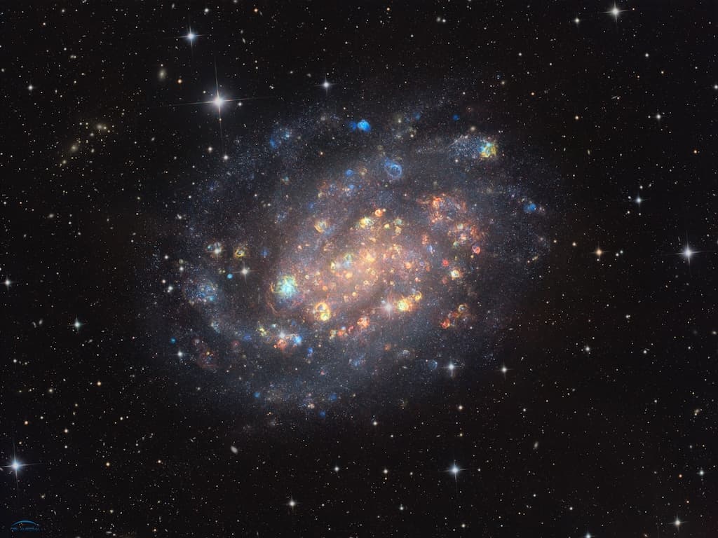 NASA obrázek dne: NGC 300: Kosmický drahokam s hvězdami a plynovými mraky