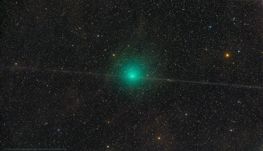 NASA obrázek dne: Prachová stopa komety Tempel 2