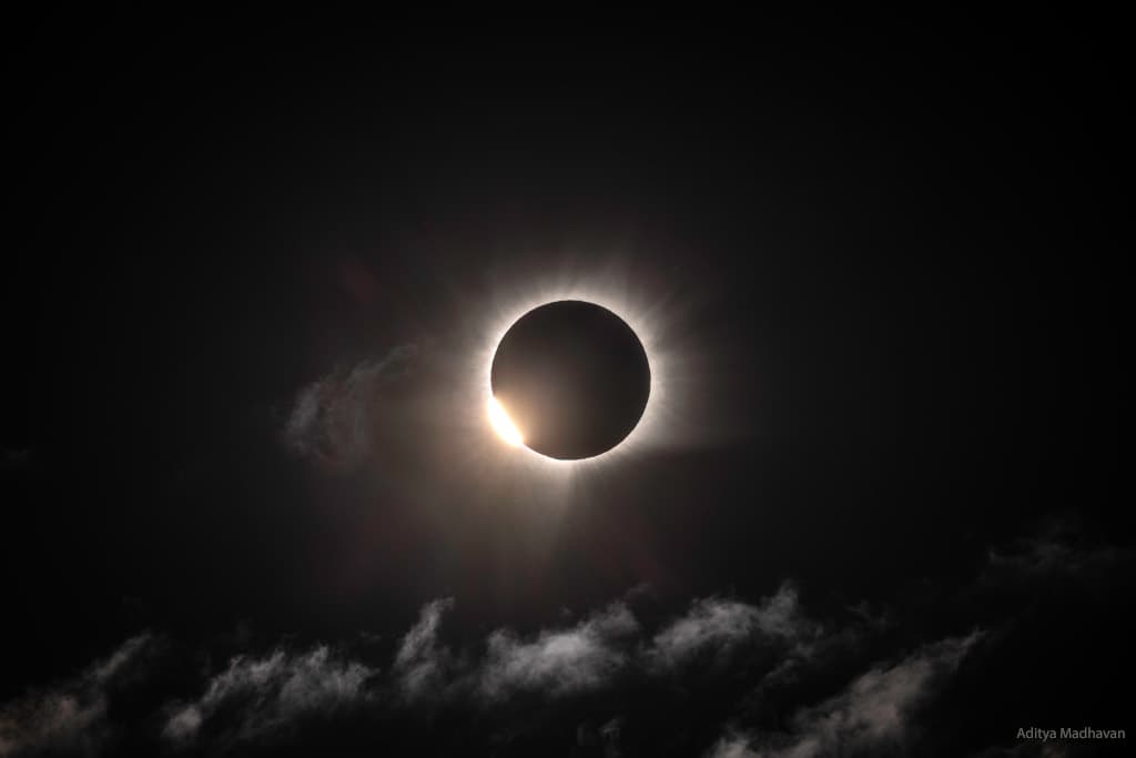NASA obrázek dne: Úplné sluneční zatmění z Grónska