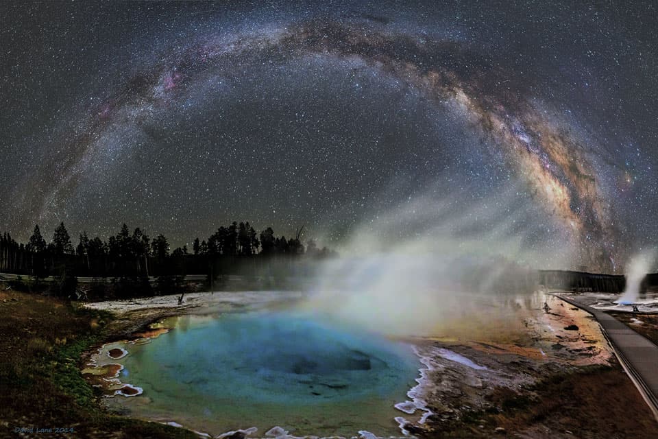 NASA obrázek dne: Mléčná dráha nad Yellowstonem