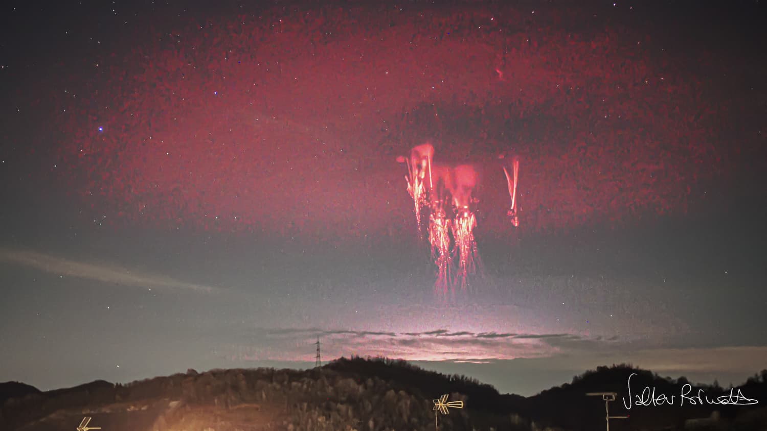 NASA obrázek dne: Červení špriti a kruhoví elfové Blesky nad Itálií