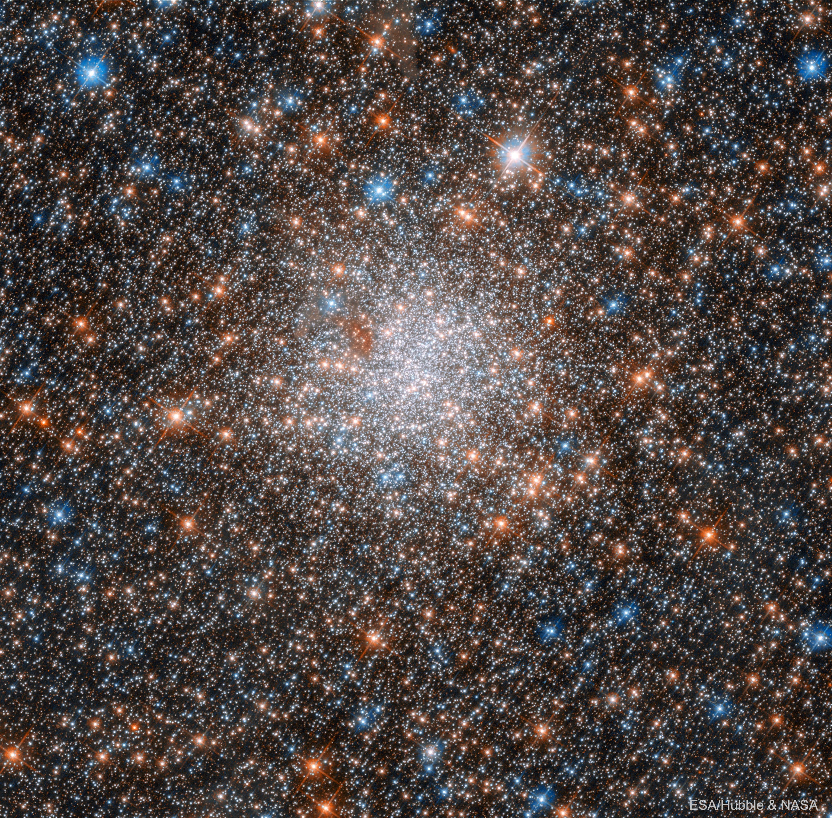 NASA obrázek dne: NGC 1898: Kulová hvězdokupa ve Velkém Magellanově mračnu