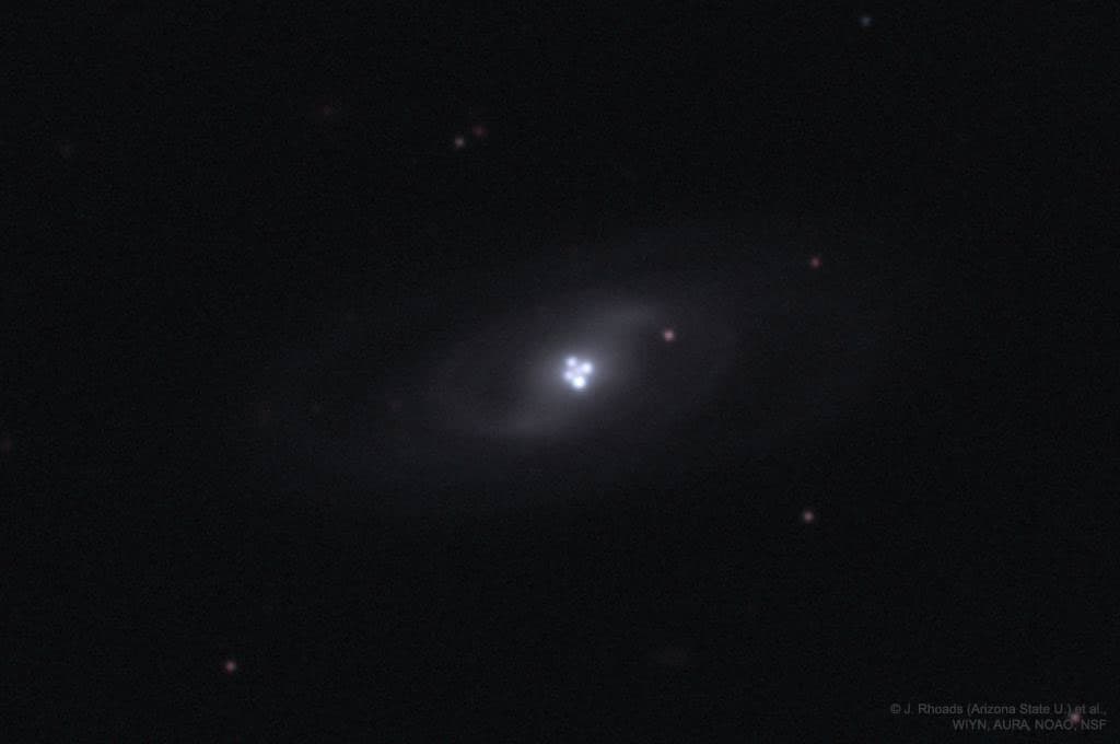 NASA obrázek dne: Einsteinova křížová gravitační čočka