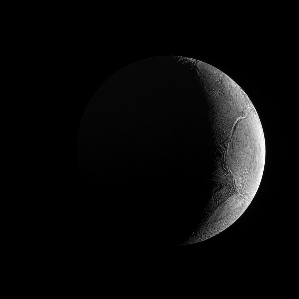 NASA obrázek dne: Crescent Enceladus