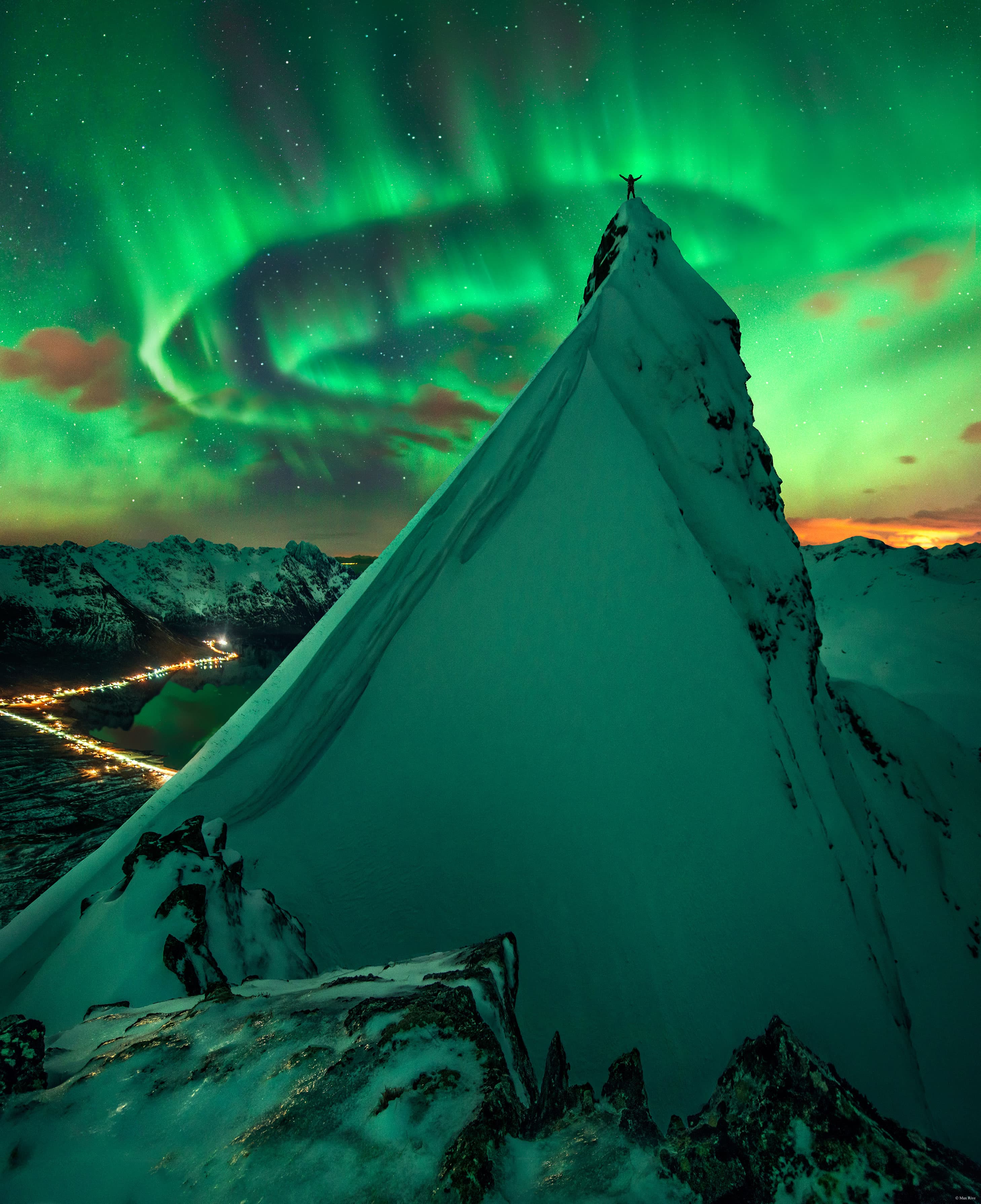 NASA obrázek dne: V zelené společnosti: Aurora nad Norskem