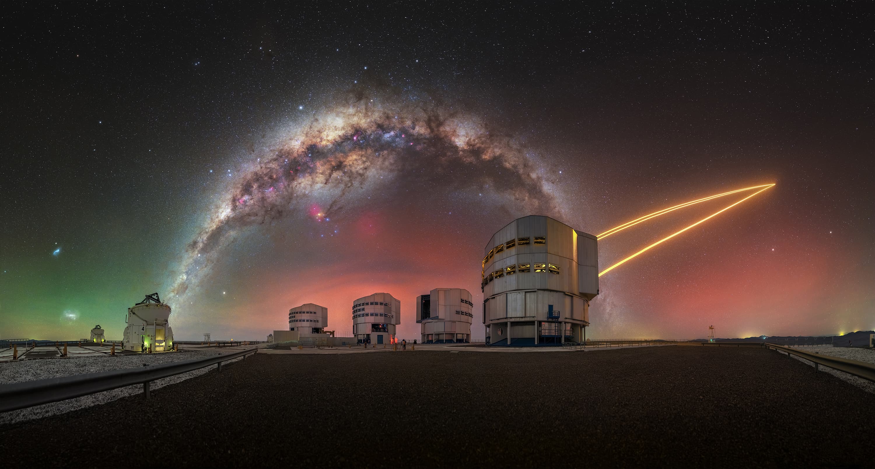 NASA obrázek dne: Obloha září nad observatoří Paranal