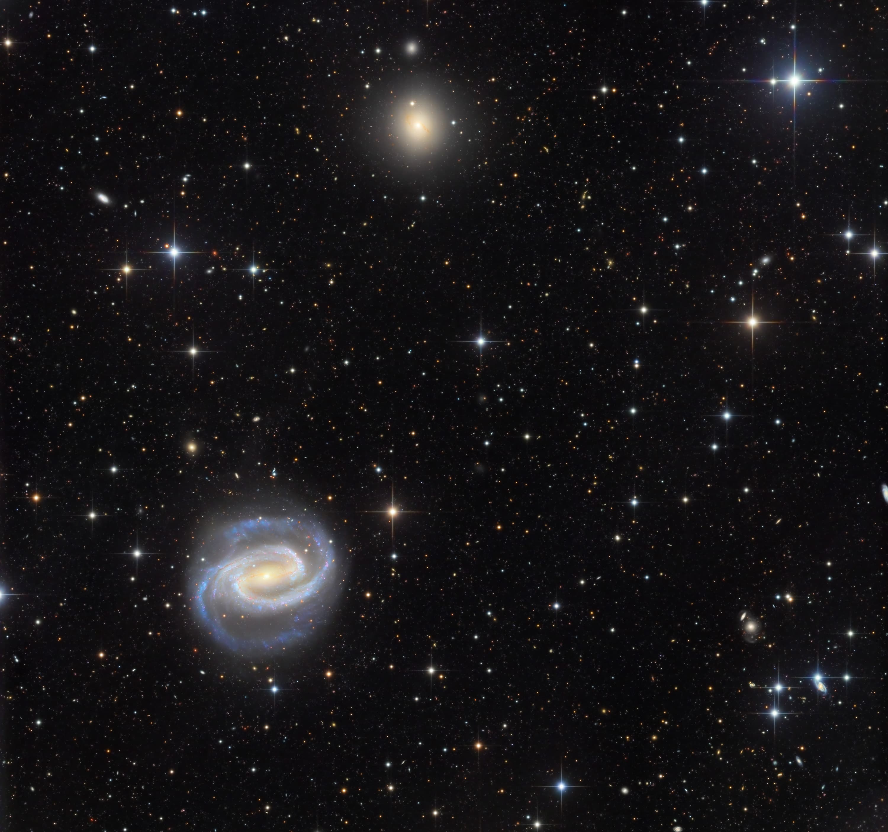 NASA obrázek dne: Galaxie v řece: NGC 1300 a NGC 1297