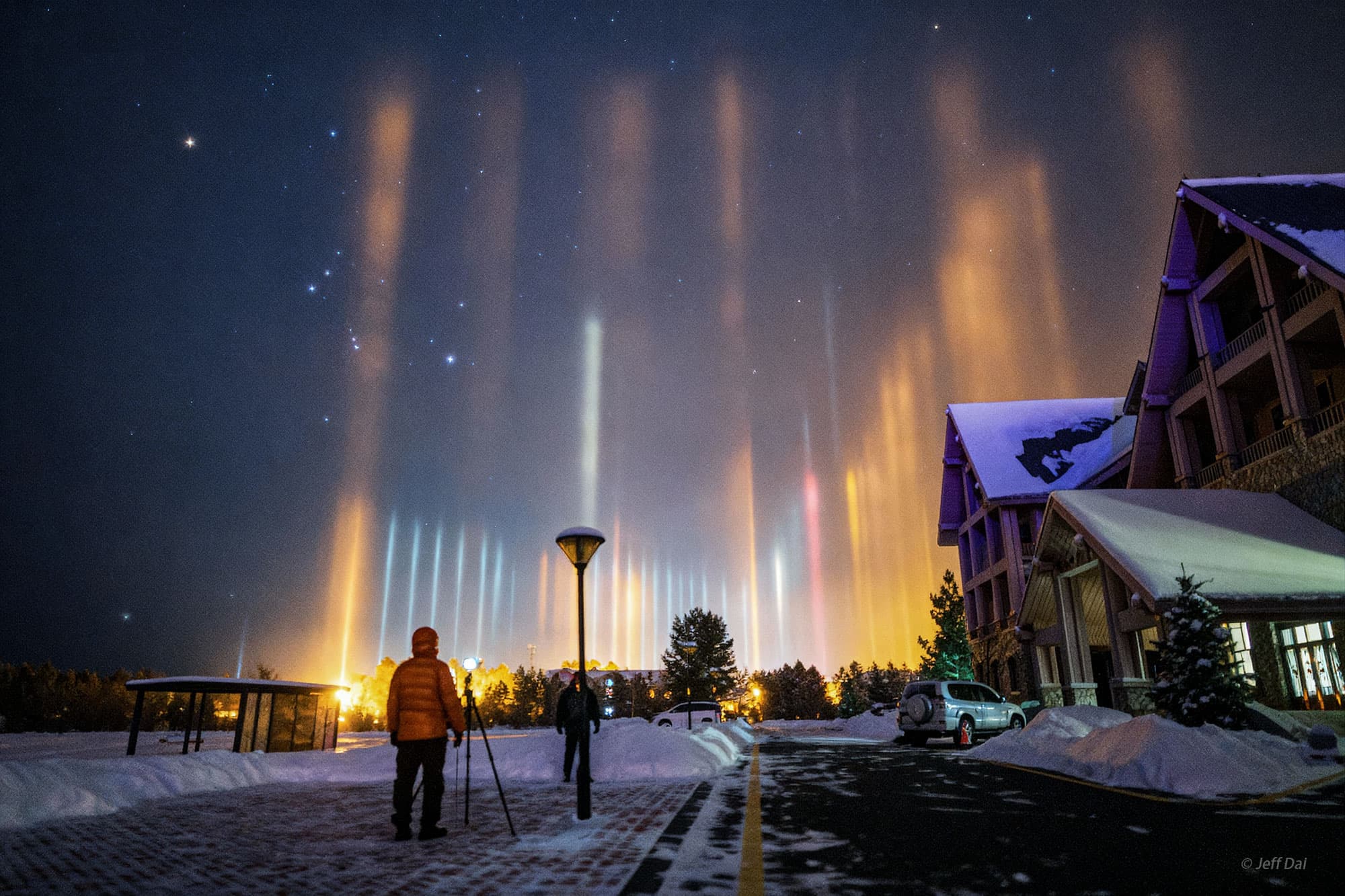 NASA obrázek dne: Světelné sloupy a Orion nad Mohe