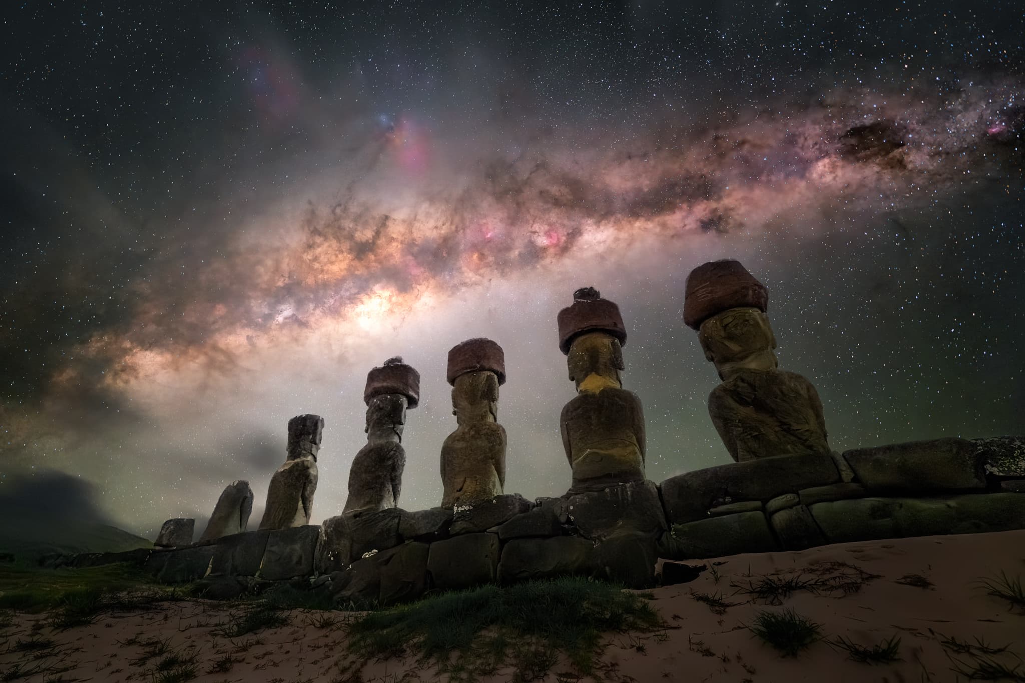 NASA obrázek dne: Strážci Rapa Nui pod Mléčnou dráhou