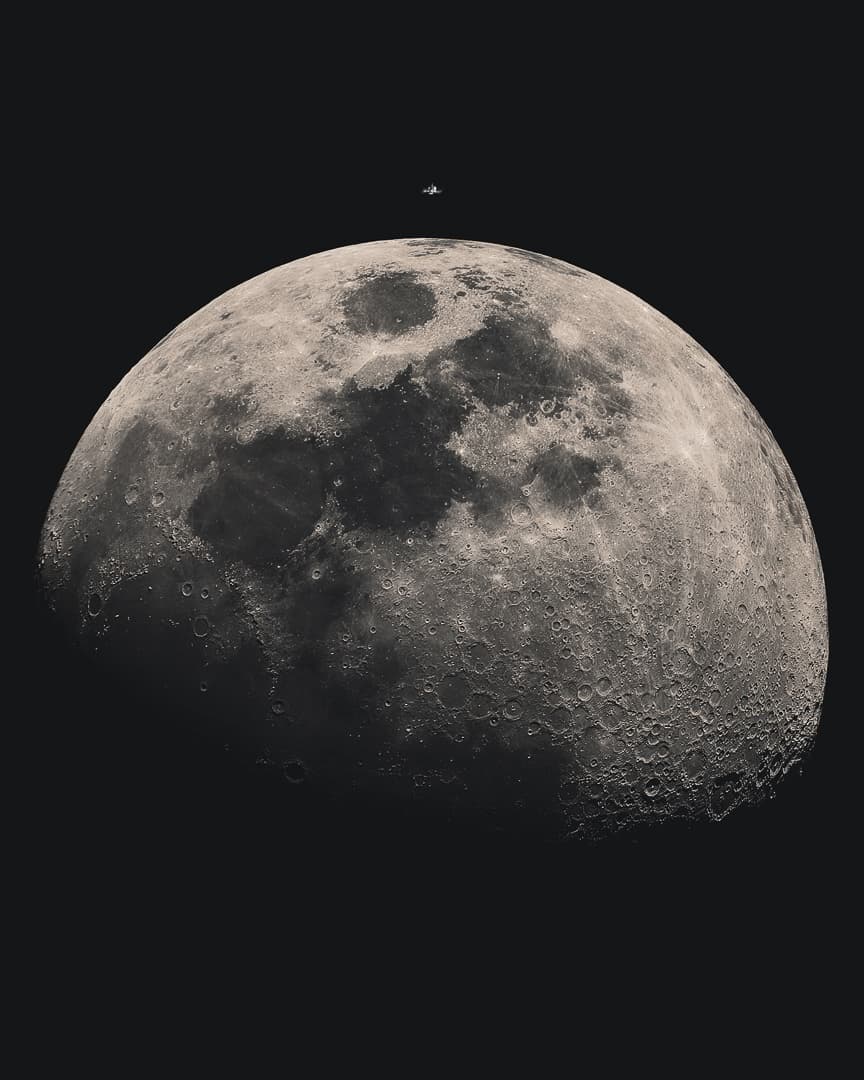 NASA obrázek dne: Přelet ISS přes Měsíc