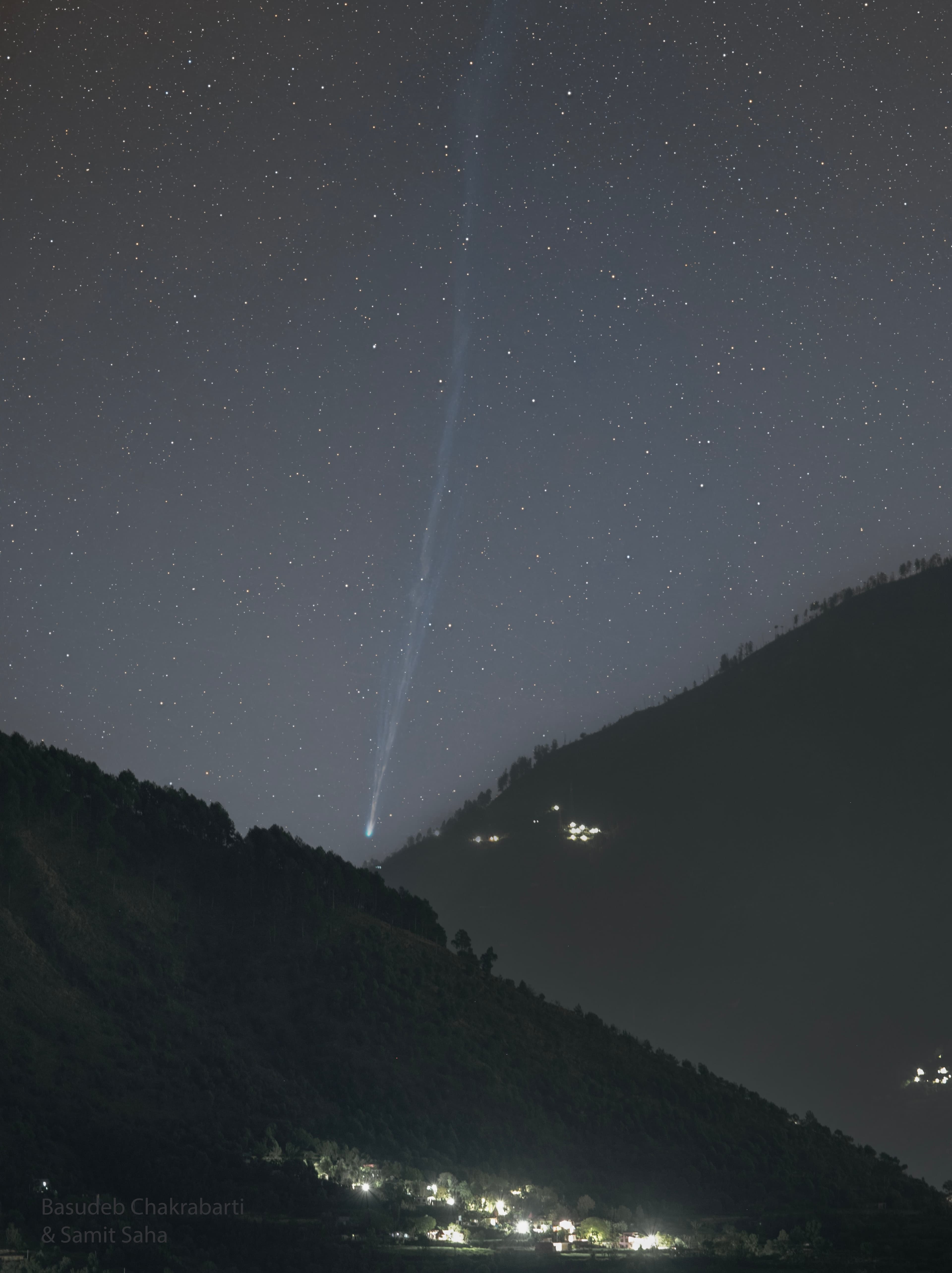 NASA obrázek dne: Kometa R3 PanSTARRS nad himálajským údolím