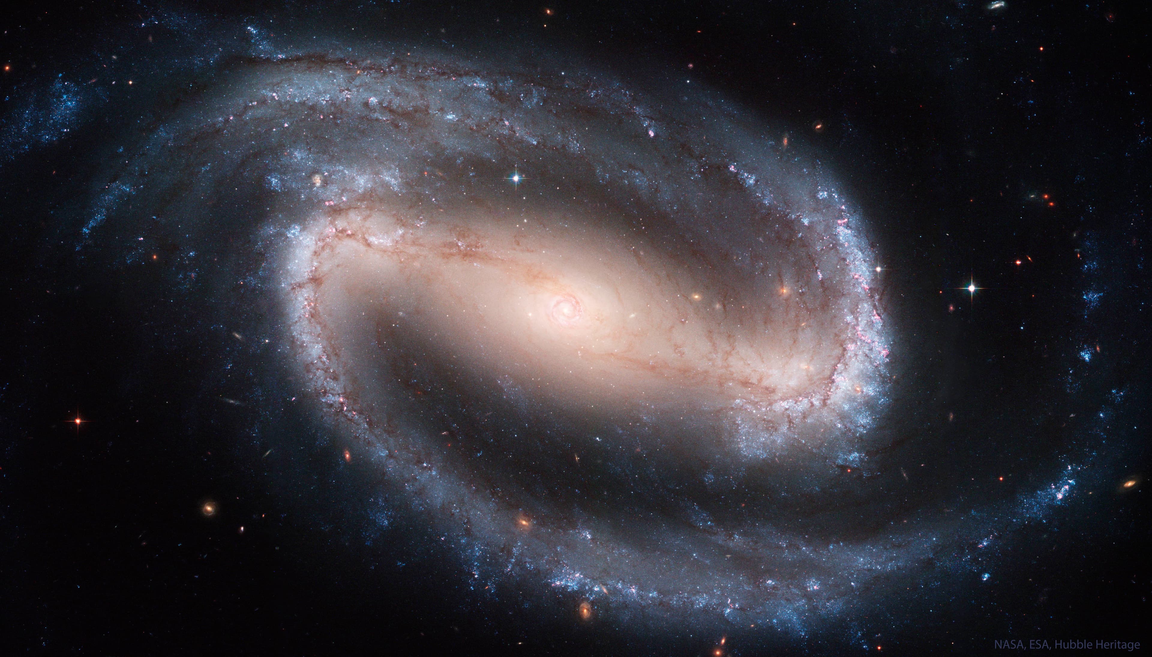 NASA obrázek dne: NGC 1300: Spirální galaxie se závojem