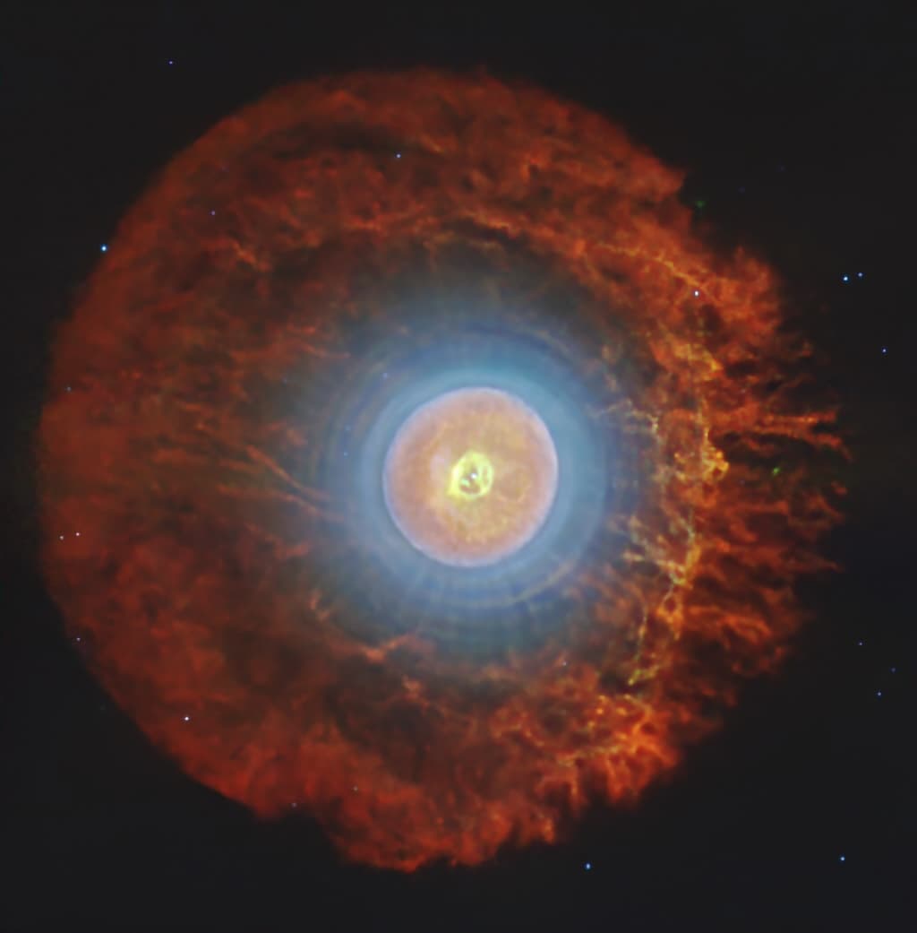 NASA obrázek dne: Planetární mlhovina s vesmírnými koulemi Buckyballs